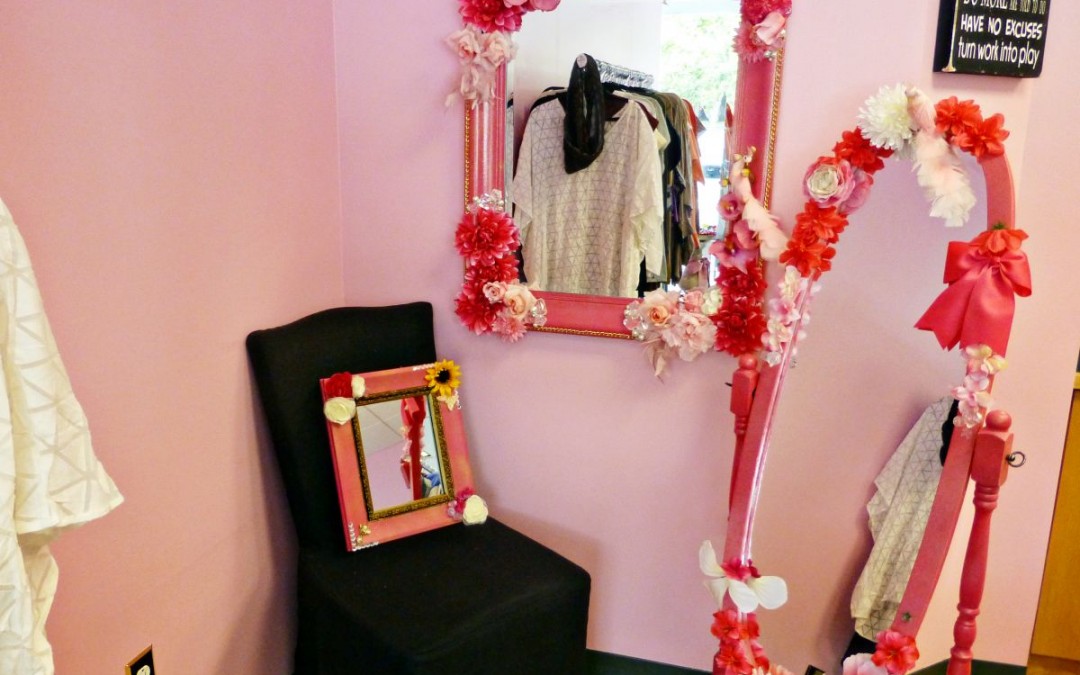 DIY // Fab Hot Pink Glitter Mirror